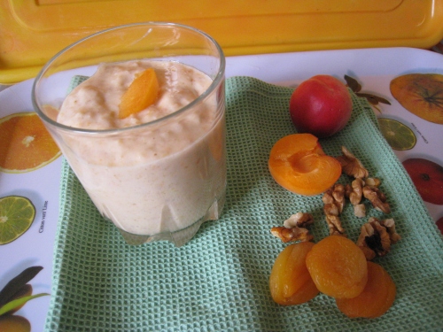 Milk shake aux abricots et aux noix